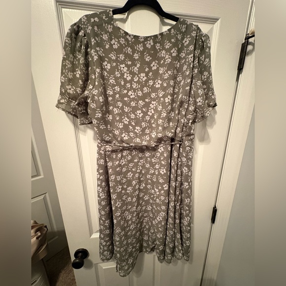 Gorgeous Olive Floral Wrap Dress 2x - Picture 4 of 7